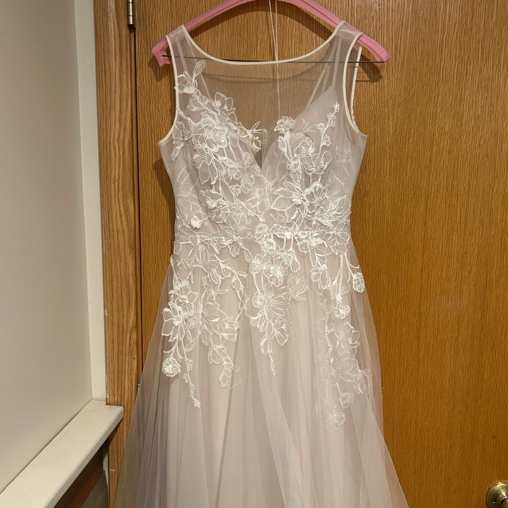 Sleeveless Illusion Neckline Tulle Wedding Dress with Floral Lace